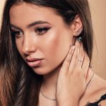 Cercei cubulete pe lob cu cristale din zirconiu din aur alb C521 - imagine 3