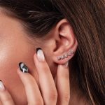 Cercei cubulete pe lob cu cristale din zirconiu din aur alb C521 - imagine 2