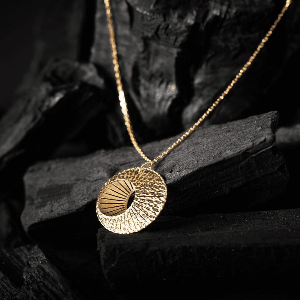 Lantisor-din-aur-galben-cu-pandantiv-rotund-2.png Lănțișor din aur galben cu pandantiv rotund L244 - Imagine 1