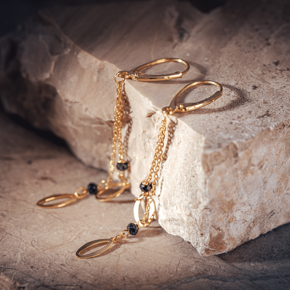 elegance-shop-bijuterie-iasi-coliere-inele-pandantive-bratari-cristale-zirconia-soare-luna-cruce-aur-galben-alb-rose-stelute-soare-ac-de-cravata-bijuterii-elegante-ocazie-119.png Cercei lungi din aur cu cristale negre C608 - Imagine 1